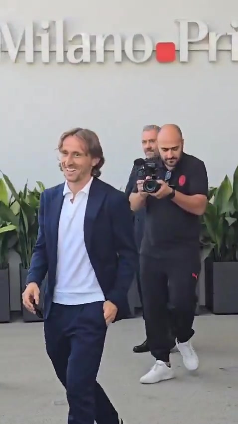 来了老哥！39岁莫德里奇抵达AC米兰总部进行签约😁笑容满面