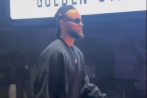 星空体育-大战在即很松弛库里赛前入场穿搭 鸭舌帽反戴&amp;墨镜上阵